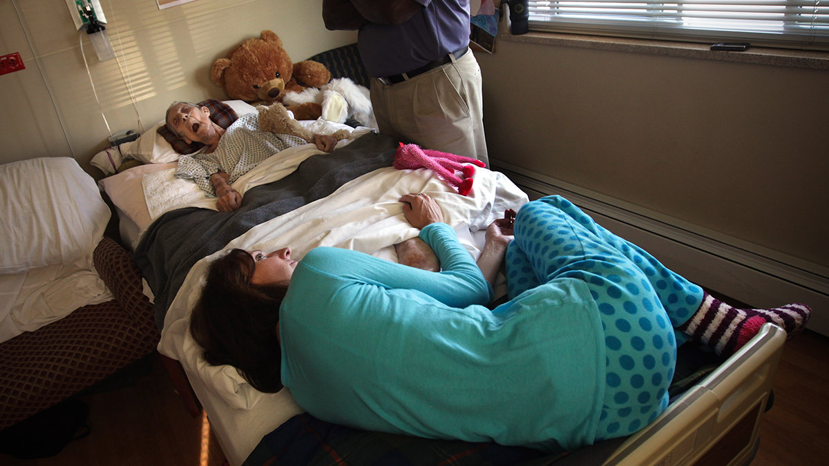 web-hospice-dying-elderly-senior-063_gyi0058225916-john-moore-gettimages-north-america-afp