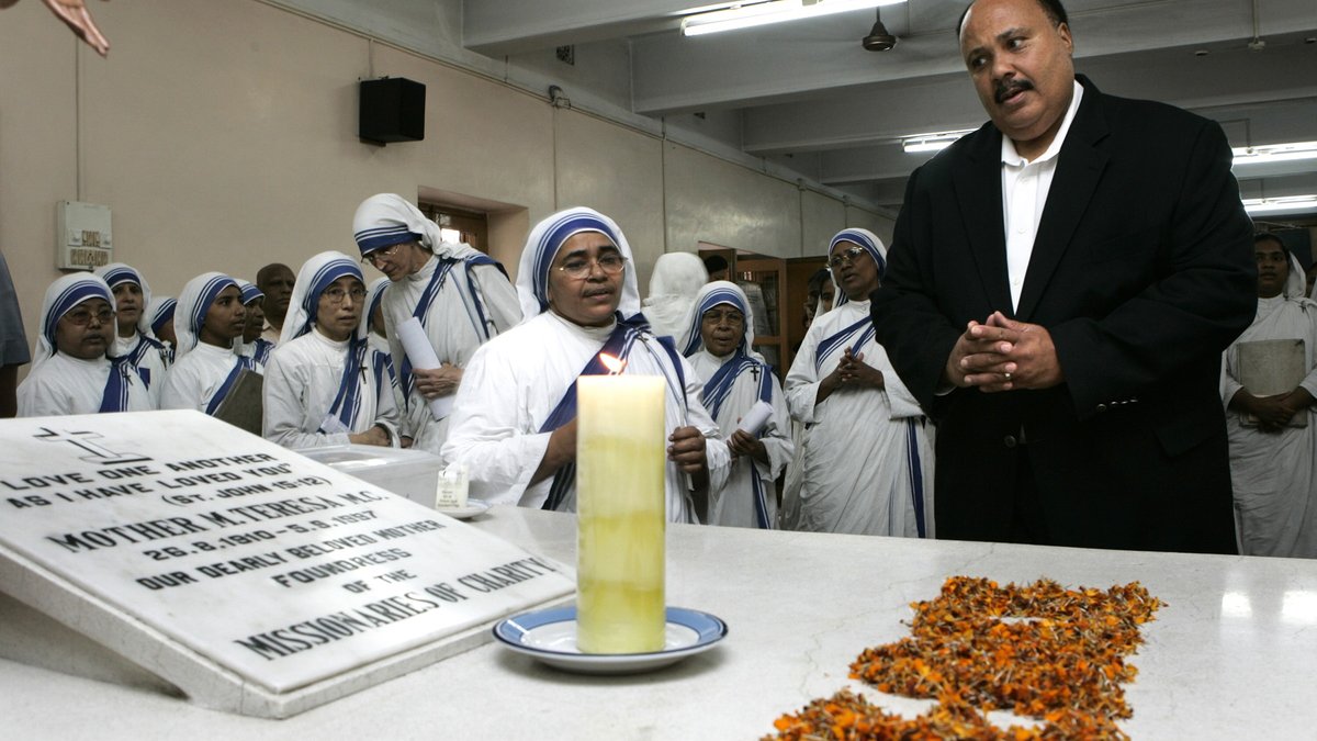 web-martin-luther-king-iii-mother-teresa-000_del266727-afp-photo-deshakalyan-chowdhury