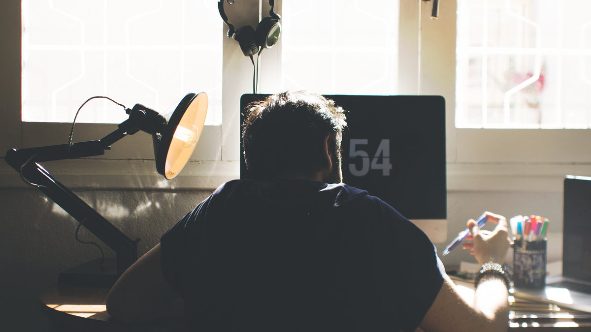 web-mezczyzna-praca-komputer-biurko-unsplash-cc0