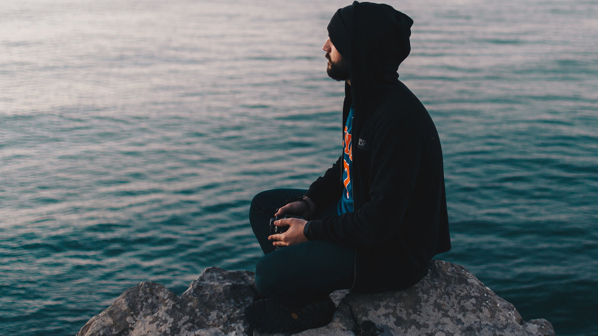 web-mezczyzna-skala-medytacja-morze-unsplash-cc0