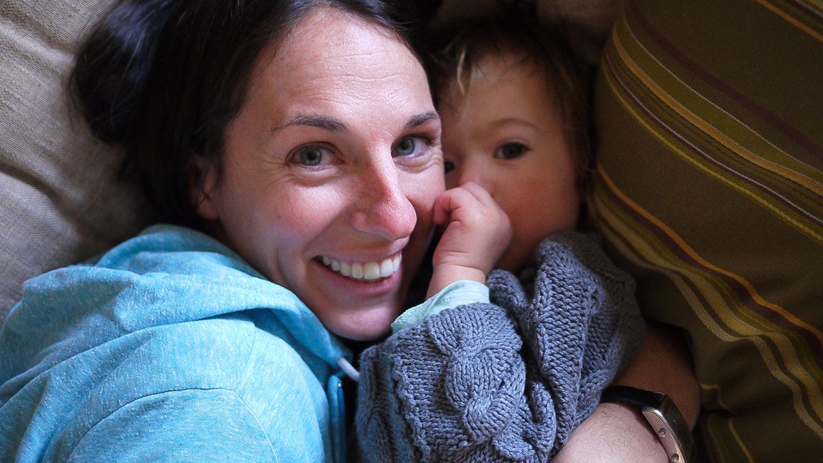 web-motherhood-mother-daughter-smile-couch-greg-cc