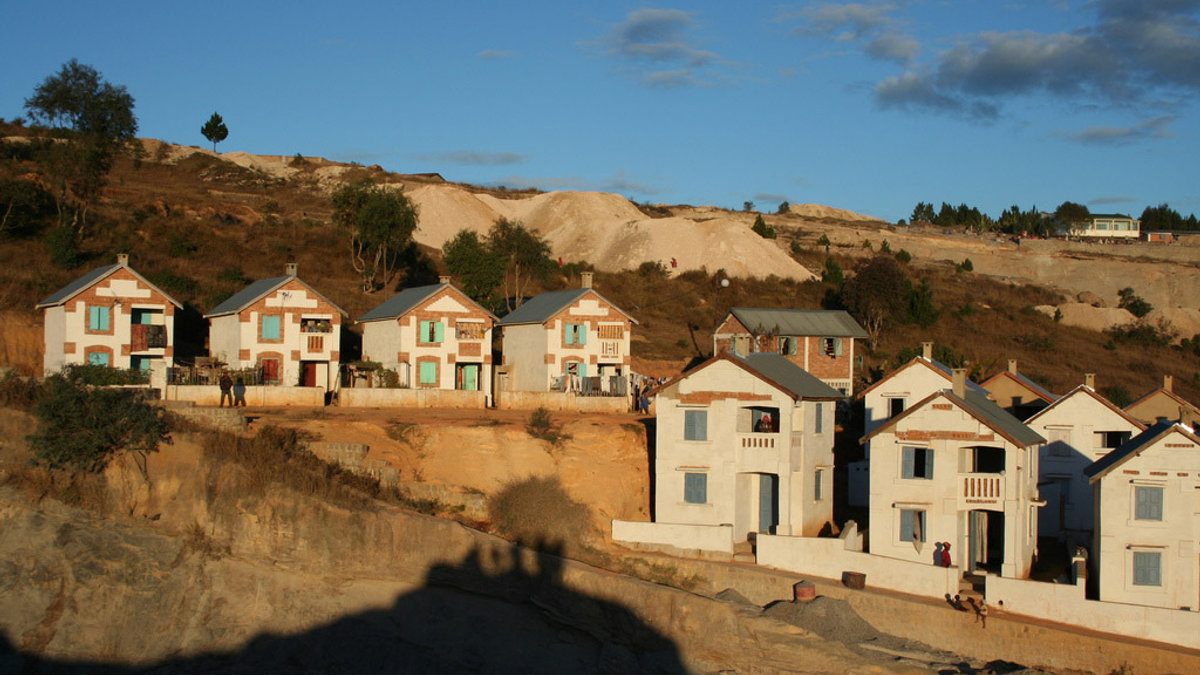 web-pedro-opeka-akamasoa-madagascar-houses-friends-of-father-pedro-charity-cc