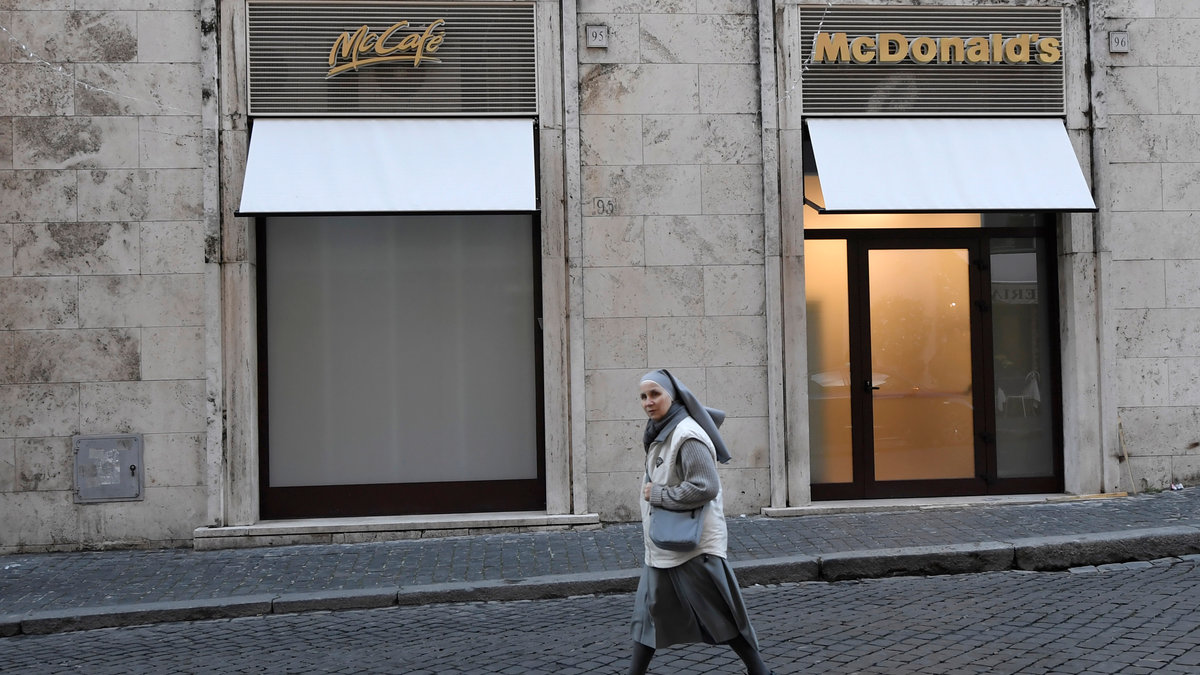 ITALY-VATICAN-MCDONALD-FOOD