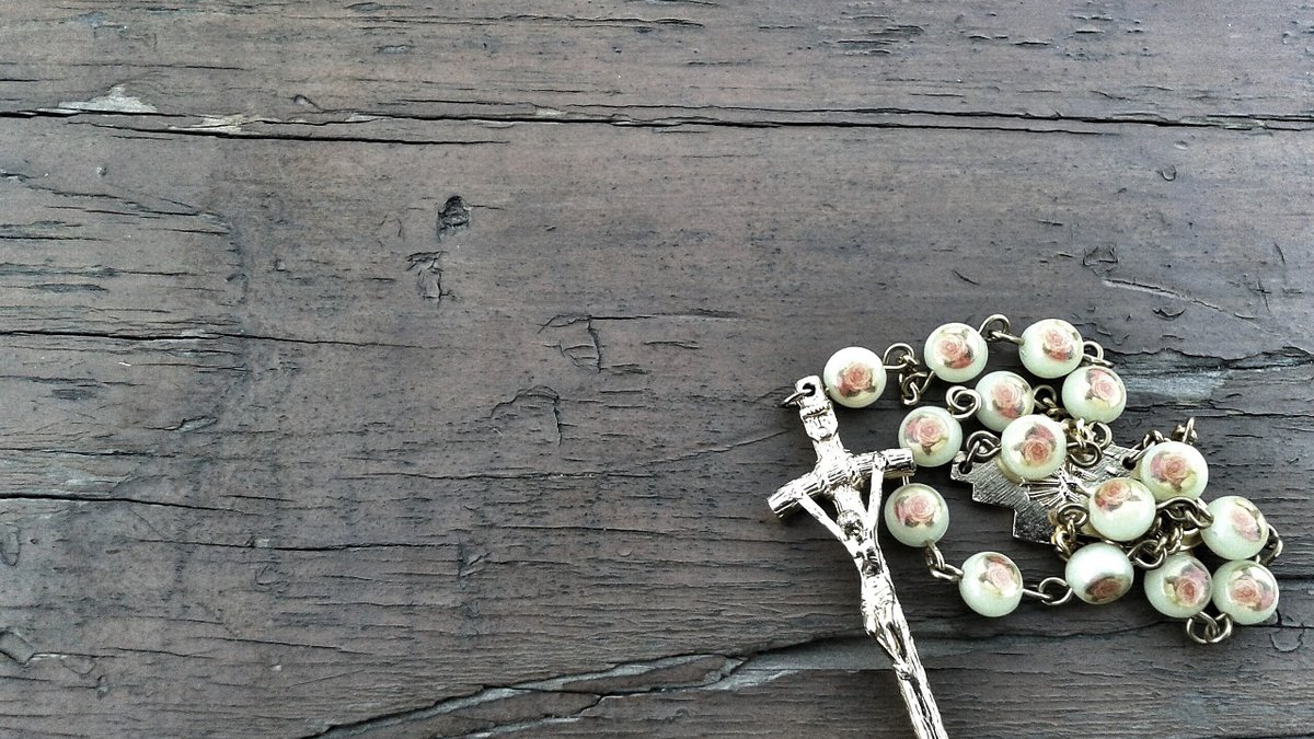web-rosary-table-pray-christ-cross-pixabay