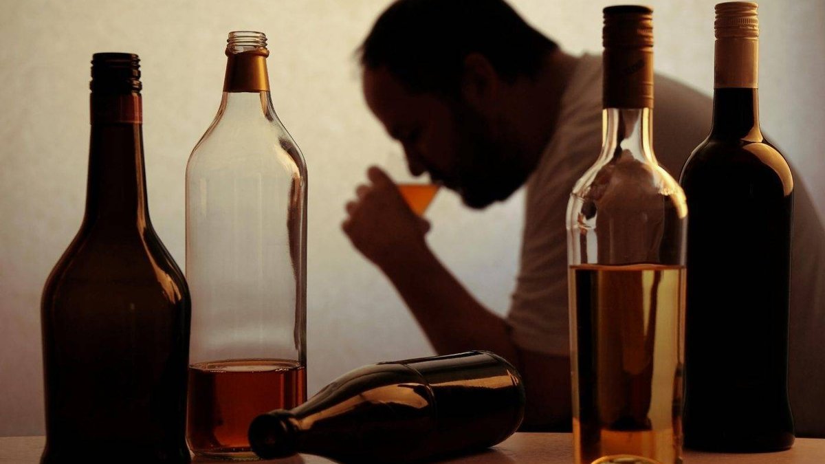 botellas-y-hombre-bebiendo