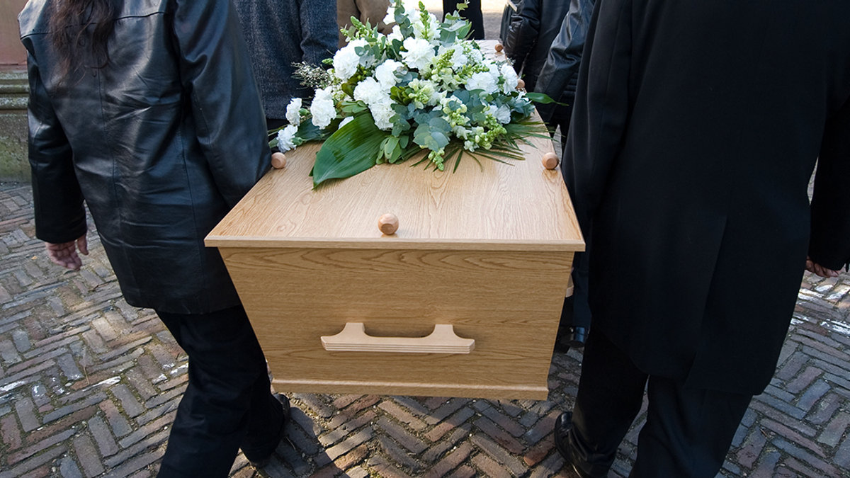 hero-casket-funeral-bearers-white-roses-robert-hoetink-shutterstock_385408309