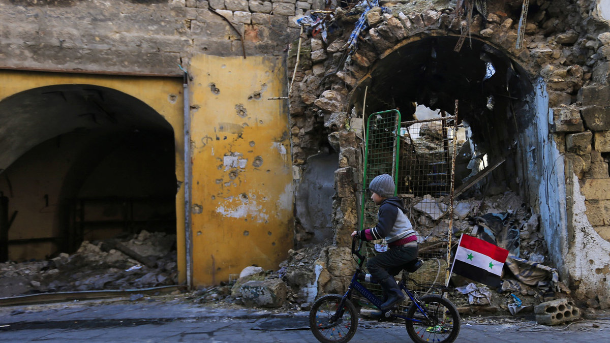 web-aleppo-syria-chlopiec-rower-flaga-ap-east-news
