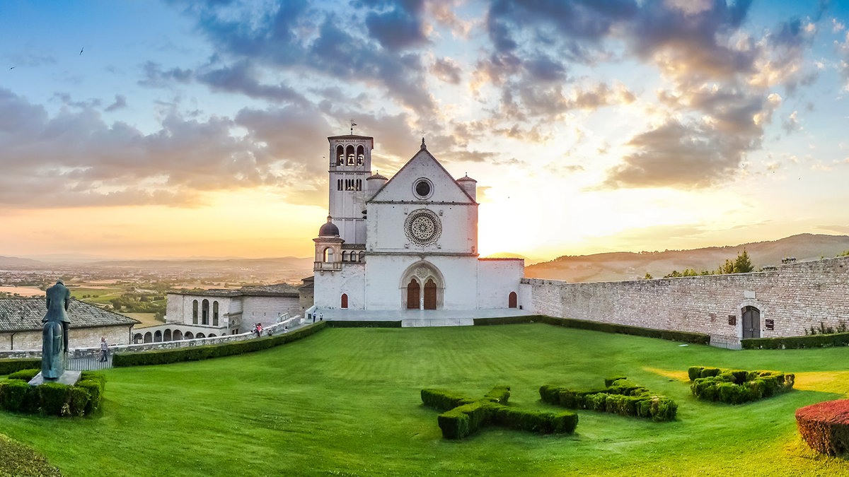 web-basilica-of-saint-francis-assisi-italy-shutterstock_314800343-canadastock-ai