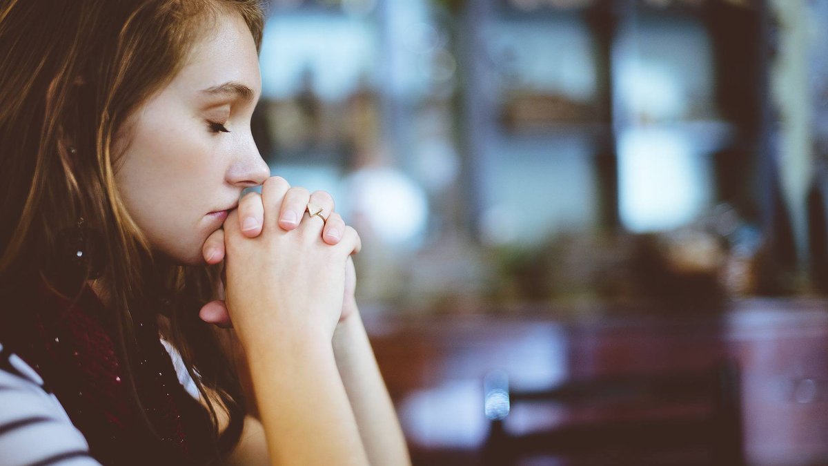 web-girl-praying-church-pexels1