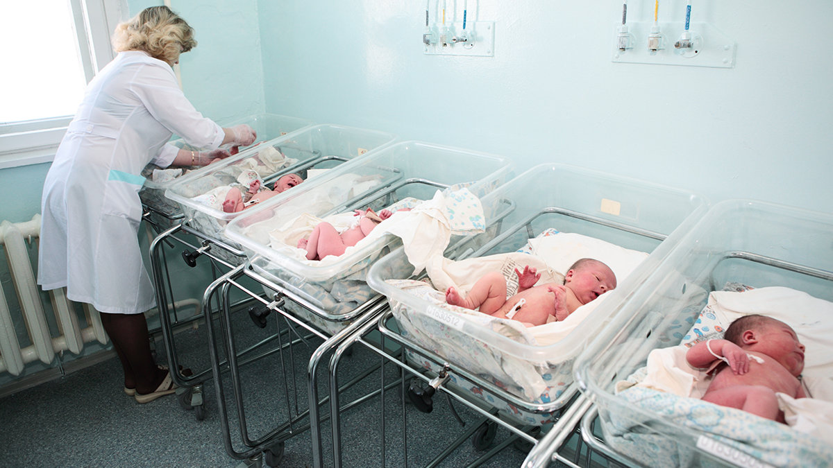 web-newborn-materiity-ward-anatoly-tiplyashin-shutterstock_23947450