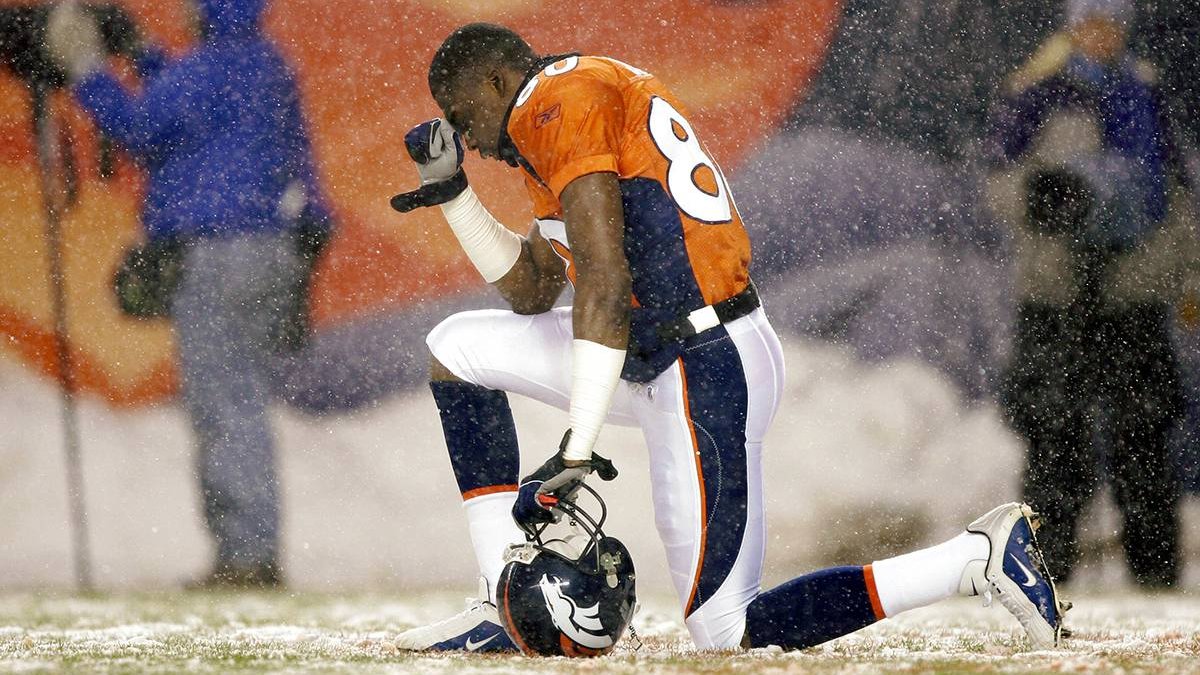 web-nfl-prayer-063_51592249bb015_raiders_bronc-brian-bahr-getty-images-north-america-afp1