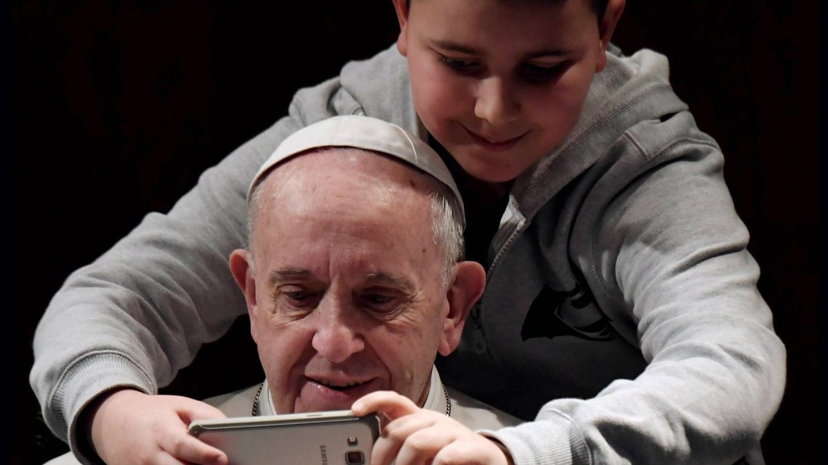 web-pope_francis-selfie-boy-000_lu7e7hdf-tiziana_fabi_-_afp-ai