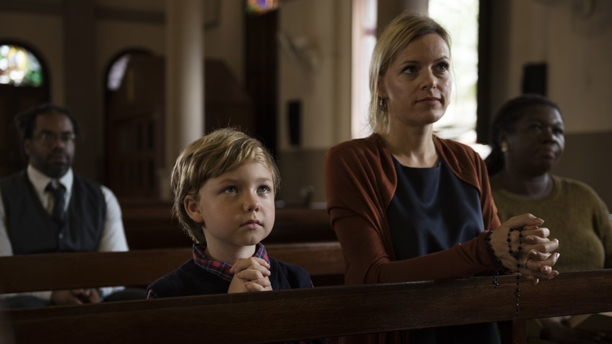 web-single-mom-kids-church-rawpixel-com-shutterstock