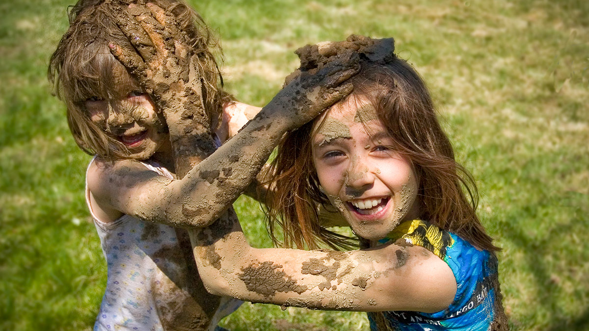 web-two-girls-playing-mud-sisters-funny-bill-dubreuil-cc