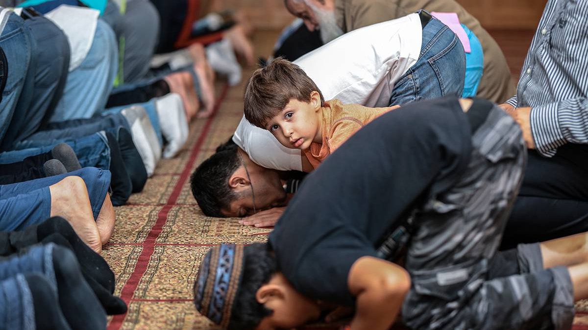 web-usa-muslim-prayer-068_aa_28062014_31-bilgin-sasmaz-anadolu-agency