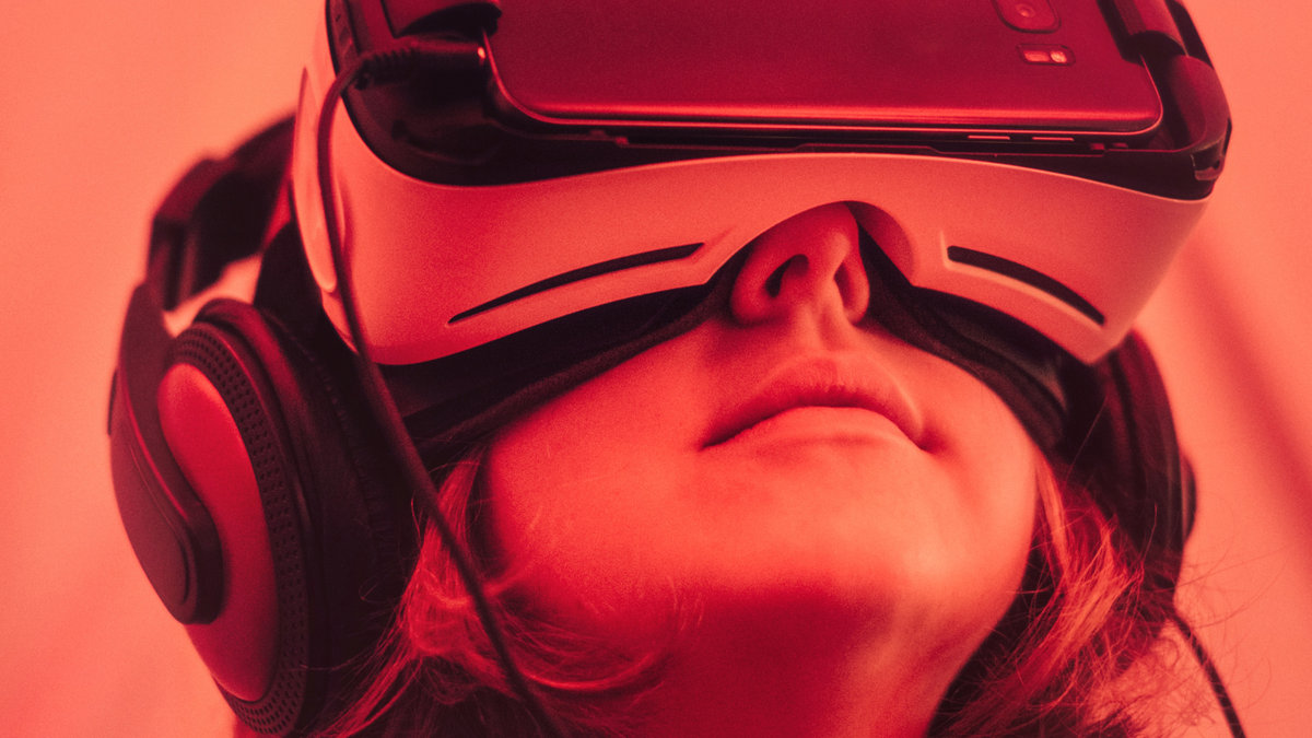 web-virtual-reality-girl-red-public-domain
