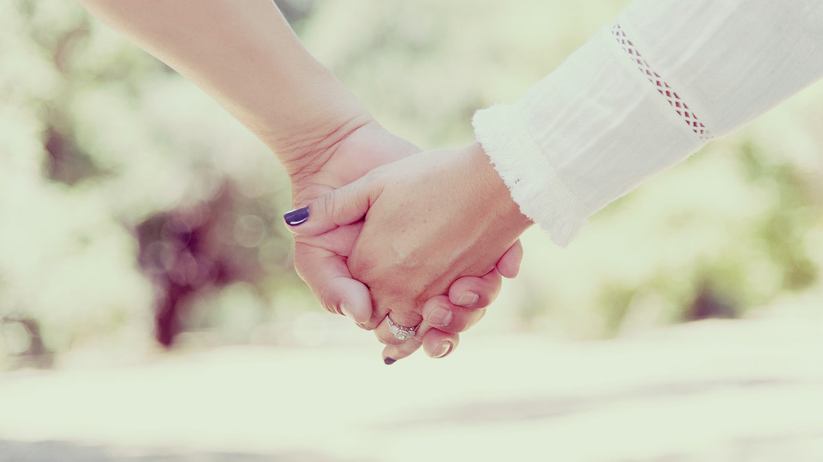Couple se donnant la main