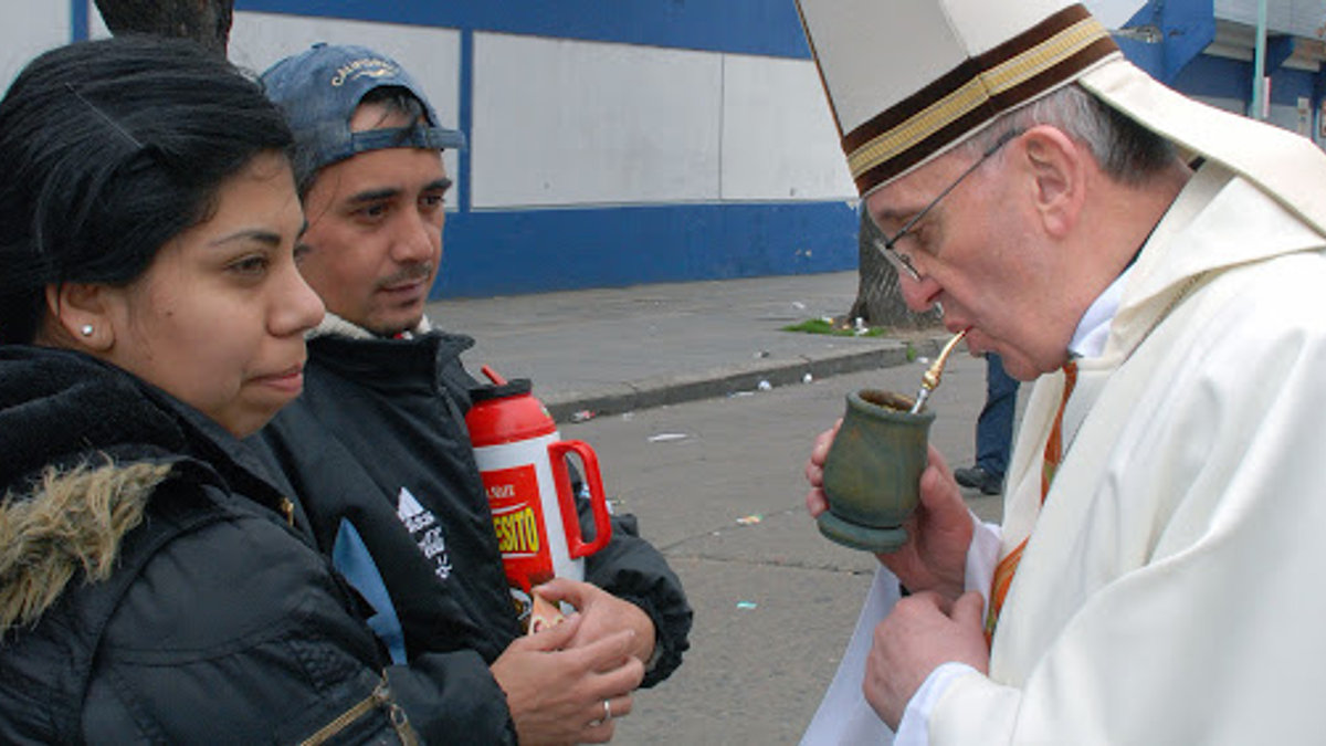 pope-francis-street-drink (1)