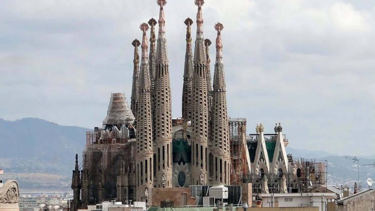 Sagrada_Familia-730×490