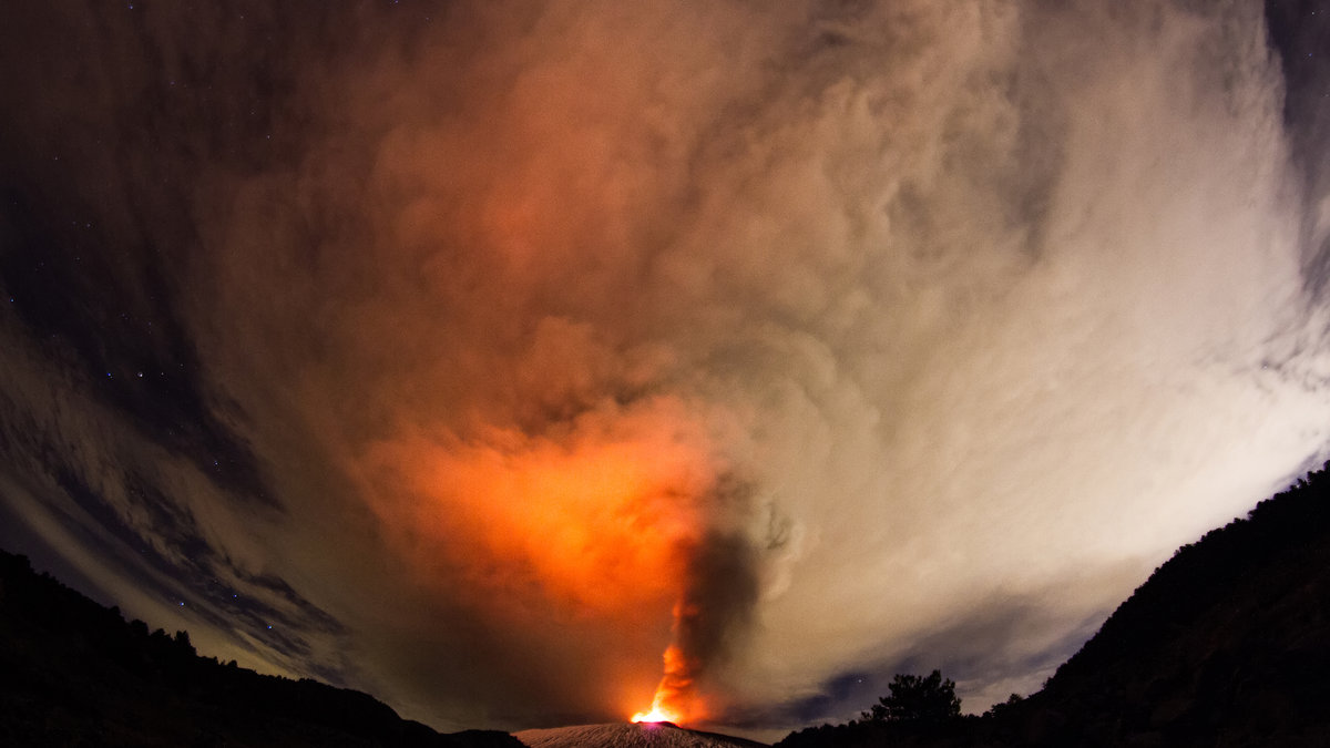 WEB-Volcano eruption. Mount Etna erupting from the crater Voragine – shutterstock_354902900