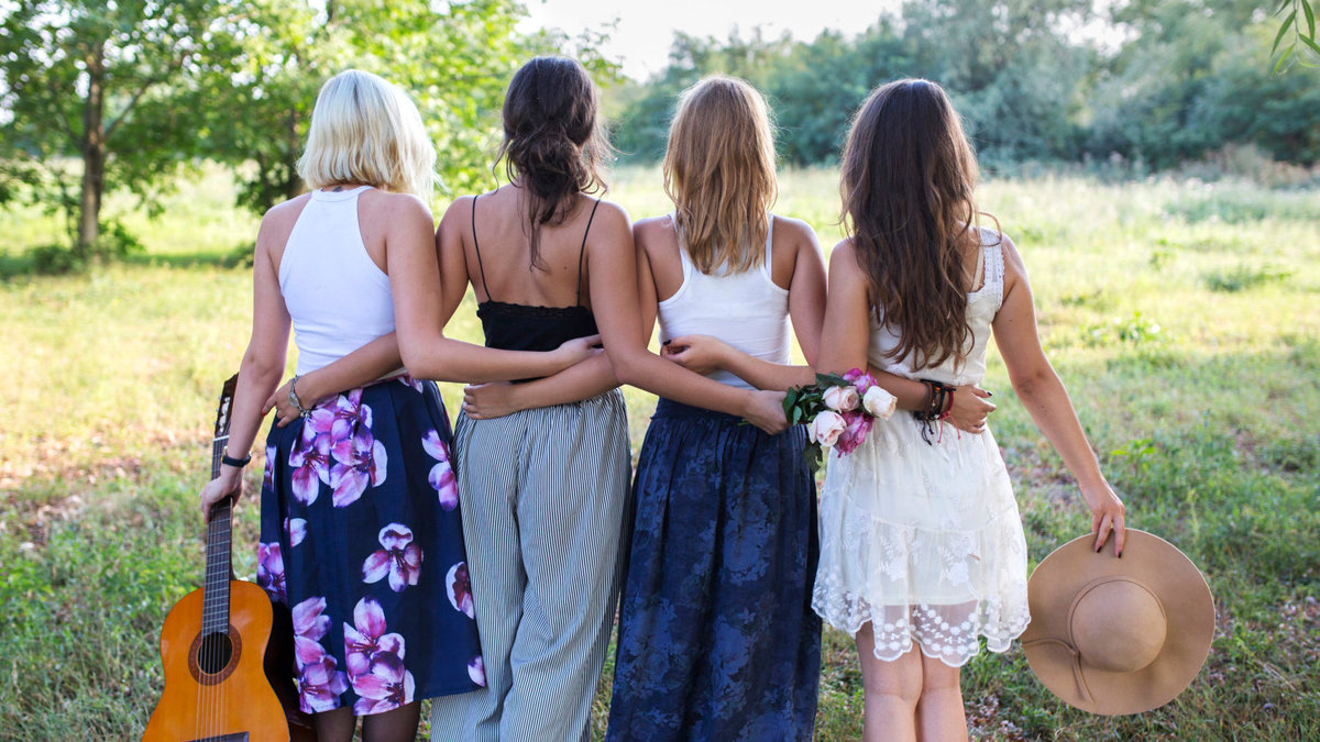 WEB3-WOMEN-FRIENDS-GROUP-Stocksy_comp_711269-co-e1468970165179