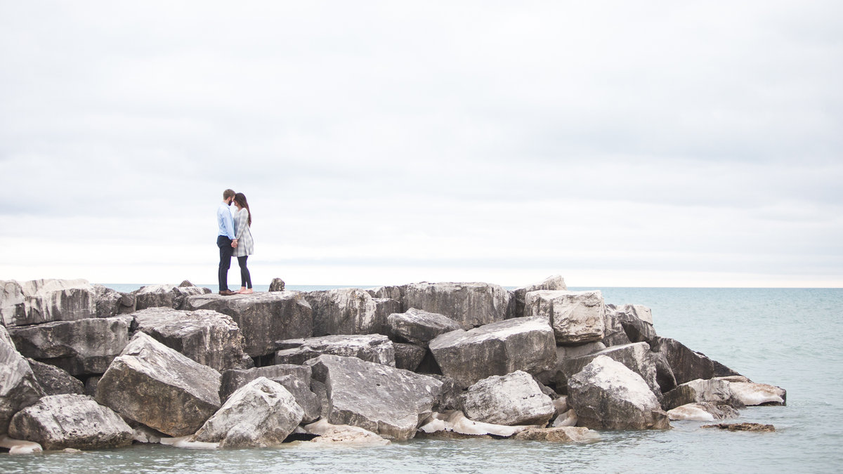 Couple face à la mer