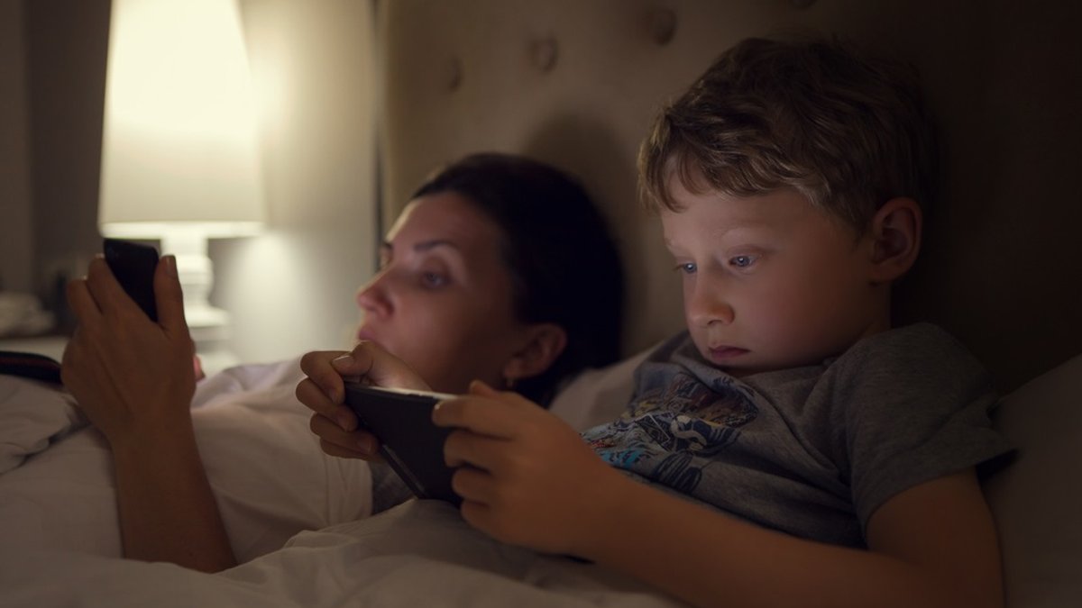 WEB-BOY-MOM-SMARTPHONES-SOLOVIOVALIUDMYLA-SHUTTERSTOCK