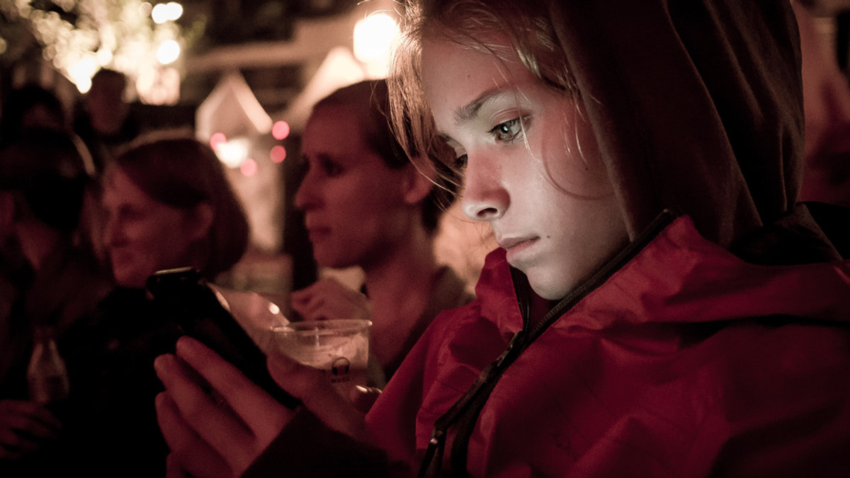 WEB-CELL-PHONE-WOMAN-WINTER-NIGHT-pexels-photo-276834-CC0
