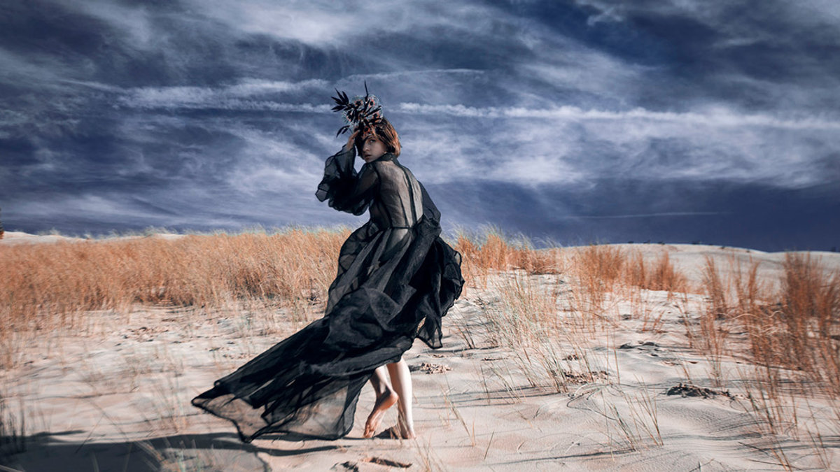 WEB-DESERT-WOMAN-ESCAPE-TEMPTATIONS-Julia Shashkina-cc