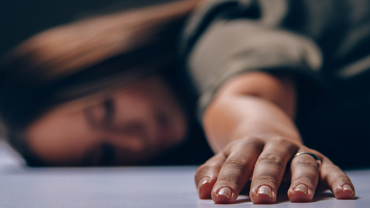 WEB-FEMICIDE-WOMAN-VIOLENCE-FLOOR-shutterstock_470160359-SkyLife3000-AI