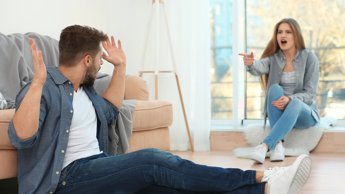 WEB QUARREL COUPLE MAN WOMAN HOME Africa Studio-Shutterstock