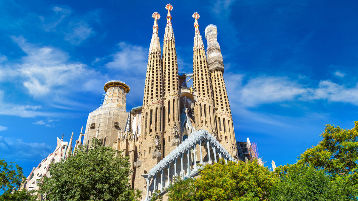 WEB—Sagrada-Familia-by-Antoni-Gaudi-©-S-F—shutterstock_555763384