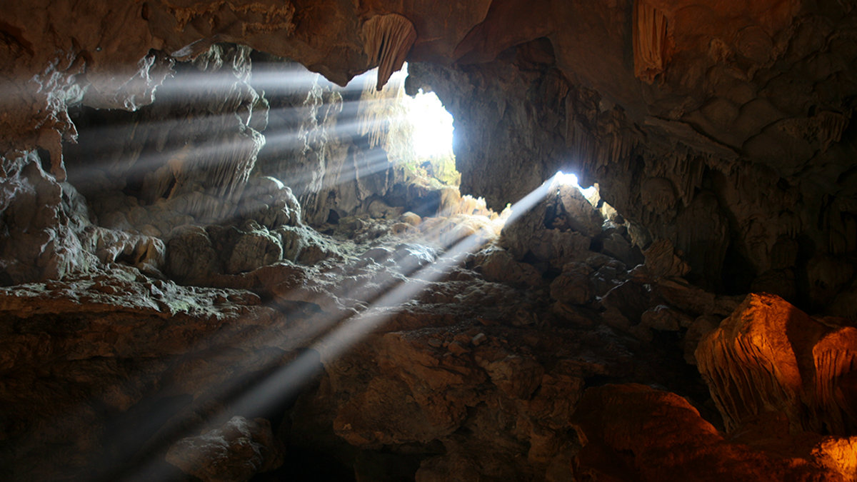 WEB3-CAVE-SUNLIGHT-shutterstock_553068889-Jovan-Milosevic-Shutterstock