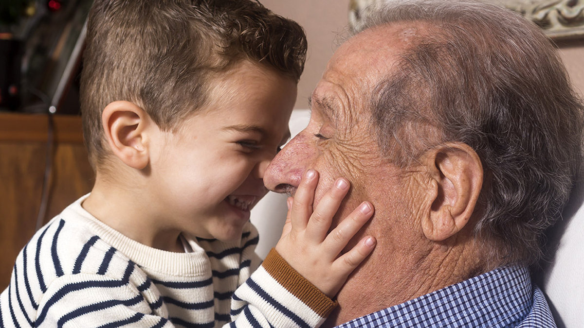 WEB3-GRANDPA-OLD-MAN-BOY-HUG-Shutterstock_534529090-VCoscaron-AI