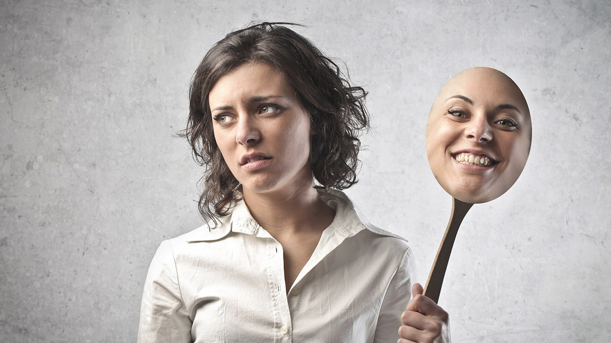 WEB3-MASK-WOMAN-HIDE-SAD-HYPOCRISY-Shutterstock_99170477-Ollyy-AI