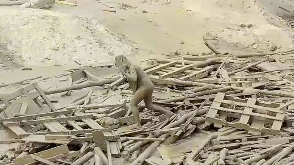 WEB3-PERU-FLOODS-GIRL-MUD-Capture Video