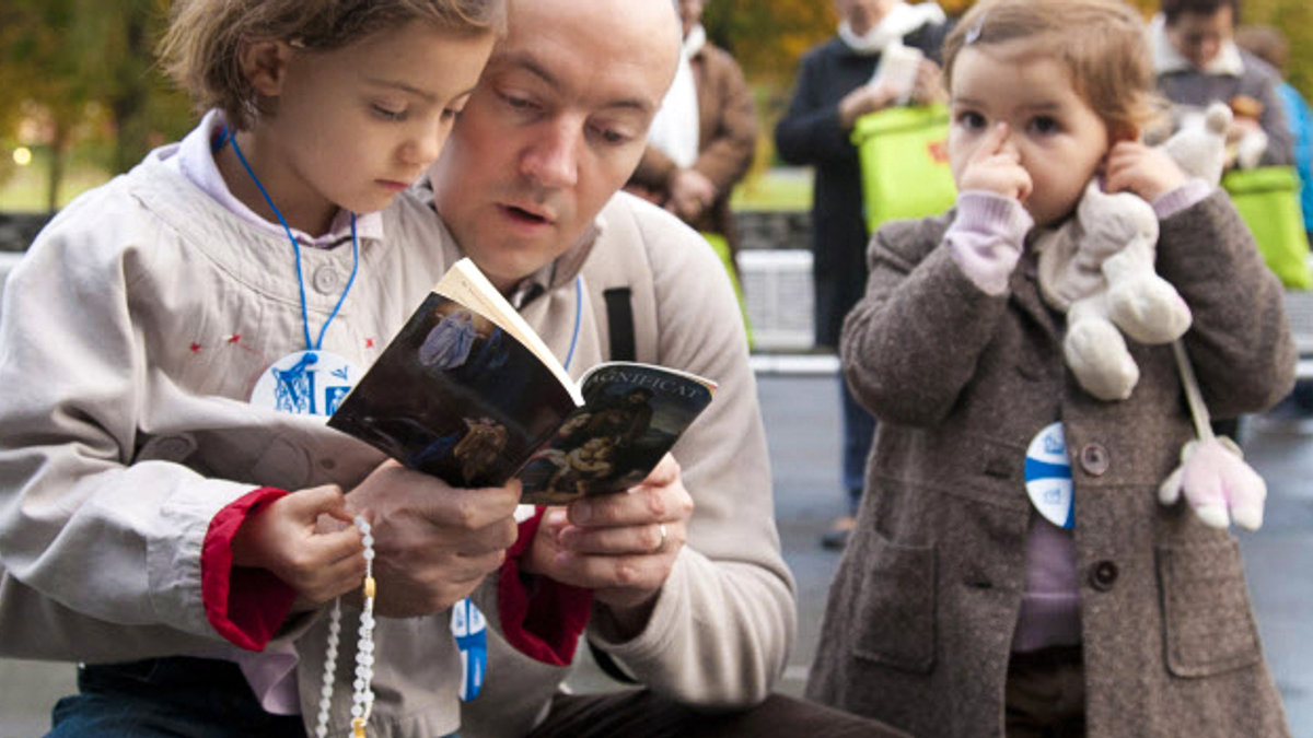 web3-rosary-family-children-father-ciric_197703-vincent-sanctuaire-lourdes-ciric