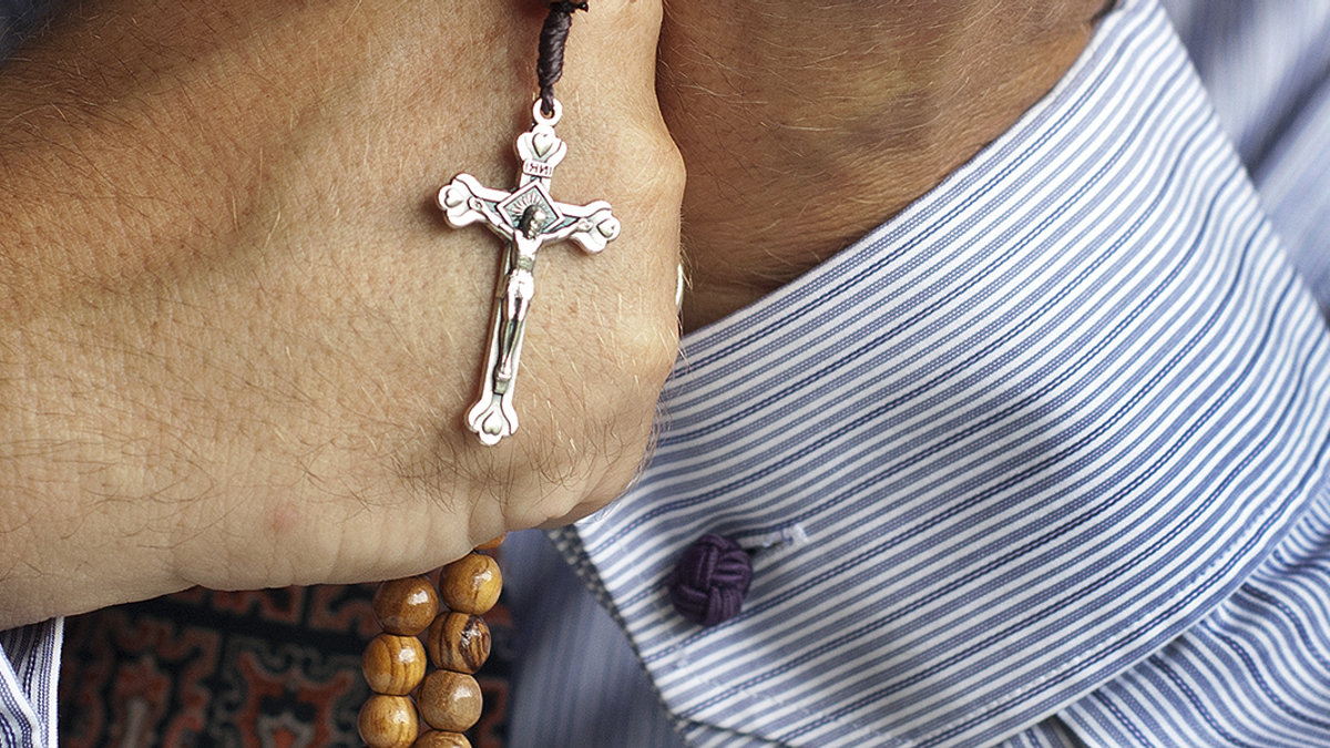 WEB3-ROSARY-MAN-HANDS-BUSINESS-CUFF-SHIRT-Mr-Nixon-Shutterstock_420337462