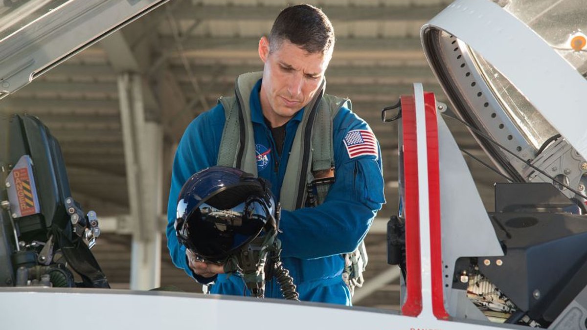 1280px-mike_hopkins_preps_for_flight.jpg