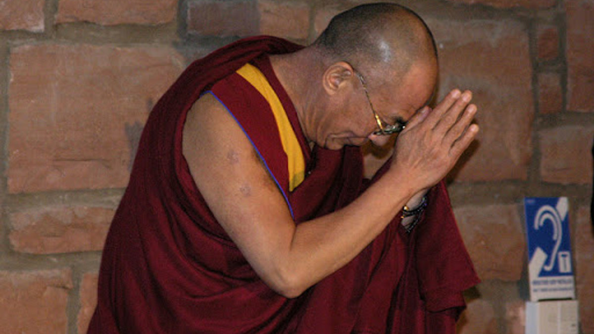 Dalai Lama meditando – fr