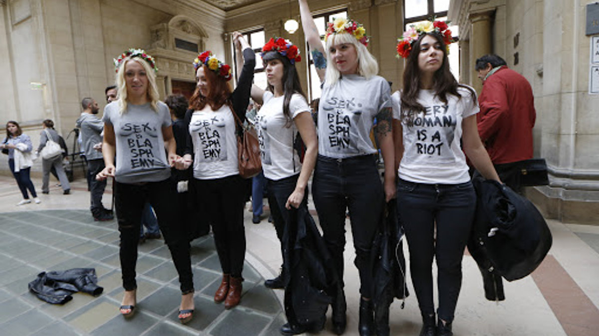 The Femen in a Courtroom in Paris – fr