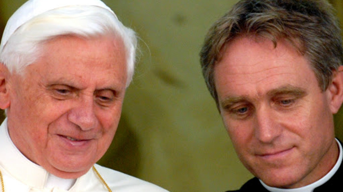 Pope Benedict XVI and Georg Ganswein – fr