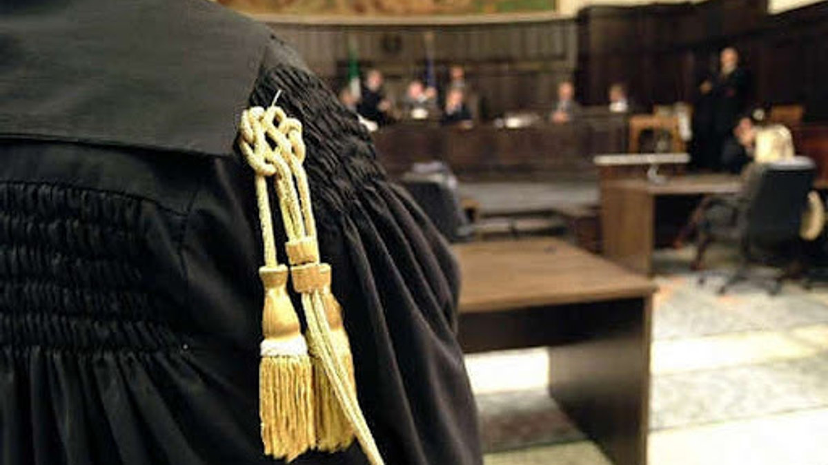 A lawyer in courtroom – fr