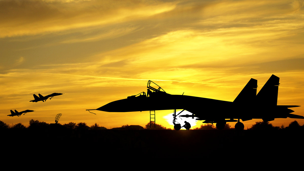Military aircrafts silhouettes on sunset background – © Vadimmmus- Shutterstock_131717456