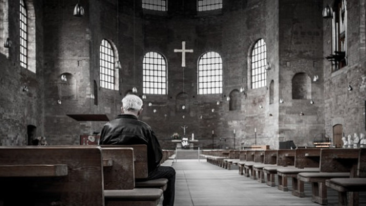 old-man-praying-in-church-pixabay