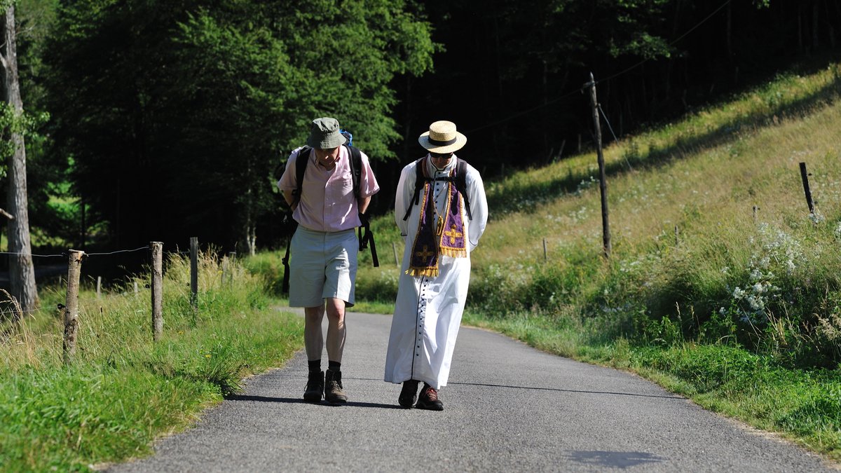 Les pères de famille en marche vers le mont Saint Joseph le 1er juillet.