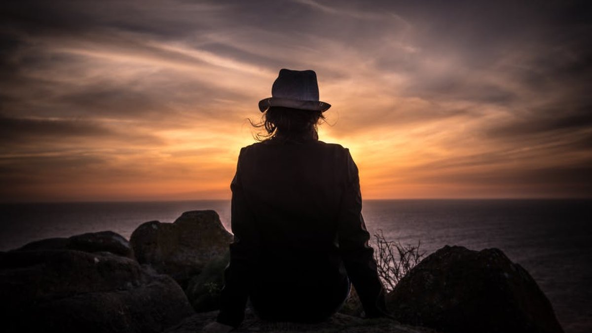 girl-sun-cliff-horizon
