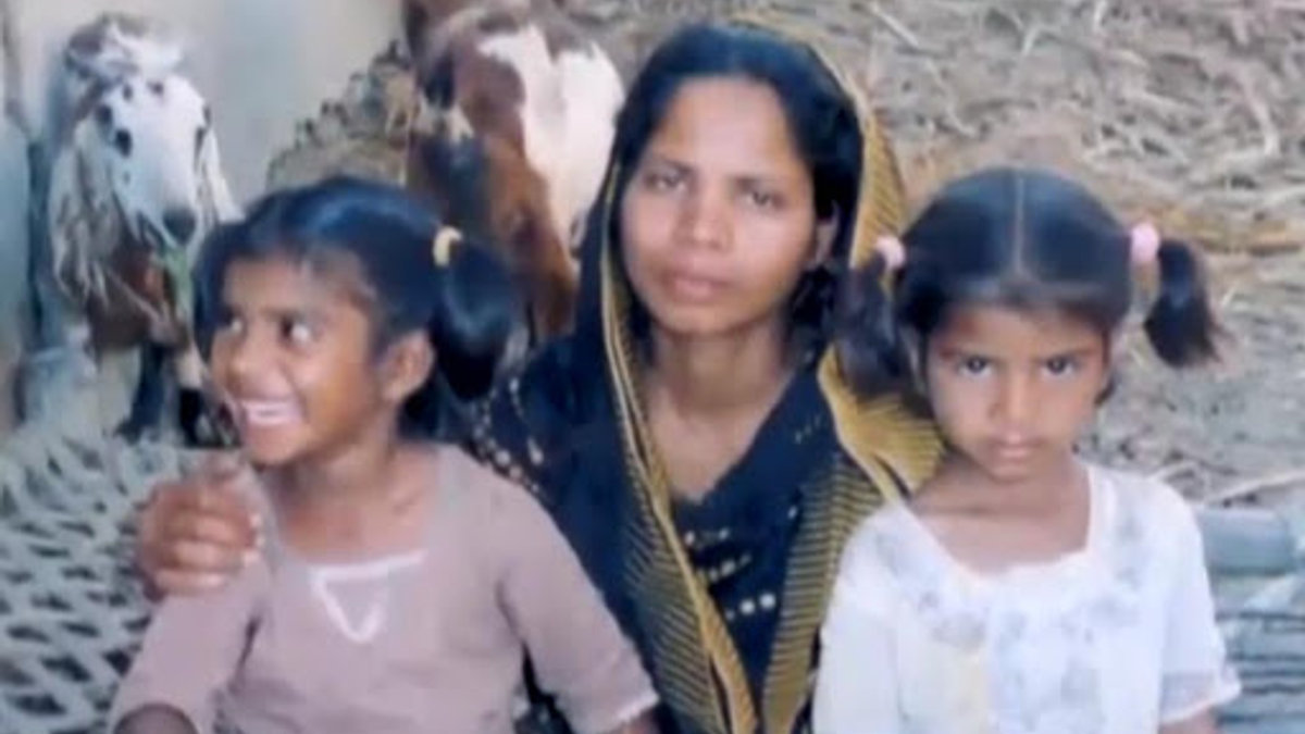 Asia Bibi with children – fr