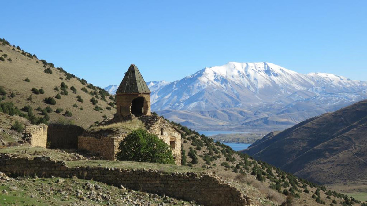 L’Église de la Sainte-Croix d’Aghpag ou de Saint-Édchmiadzin de Sorader -Façade ouest, 2011 (Coll. P. Maguesyan).