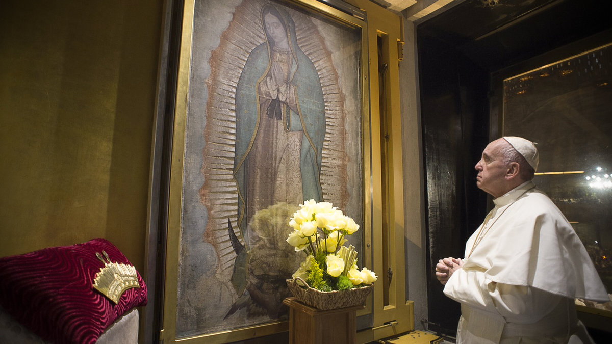 El Papa Francisco en oración ante la imagen de la Virgen de Guadalupe